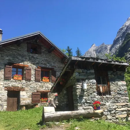 Holiday home Le Bouquetin 73: Cozy With Slope-side Pool And Panoramic Views